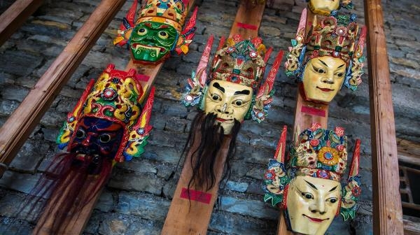 貴州民族服飾品牌設(shè)計(jì)的創(chuàng)新之路：傳統(tǒng)與現(xiàn)代的交響